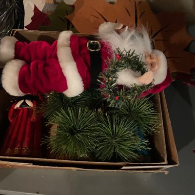 Sale Photo Thumbnail #629: Includes wreaths, lights, decorations