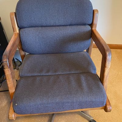 Sale Photo Thumbnail #219: Office chair