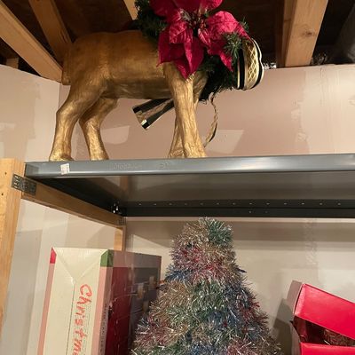 Sale Photo Thumbnail #628: Includes wreaths, lights, decorations