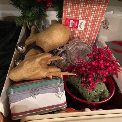 Sale Photo Thumbnail #626: Includes wreaths, lights, decorations