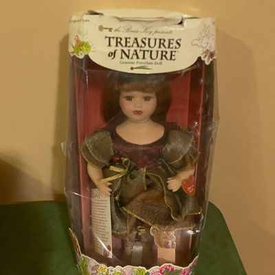 Sale Photo Thumbnail #465: Doll and kids books