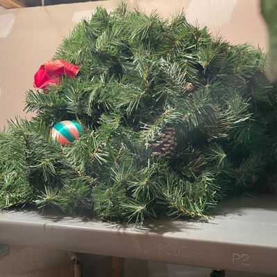 Sale Photo Thumbnail #634: Includes wreaths, lights, decorations