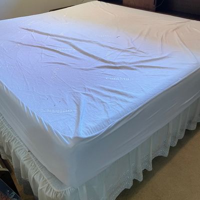 Sale Photo Thumbnail #320: King bed with headboard