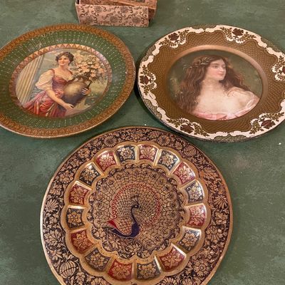 Sale Photo Thumbnail #527: Vintage box and brass color plates