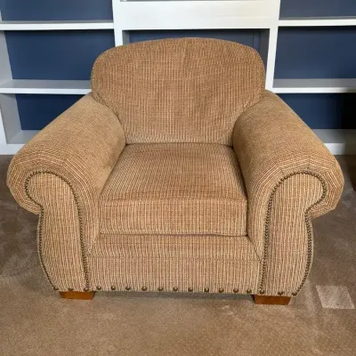 Broyhill Traditional Rolled Arm Easy Chair with Nailhead Trim - Lightly Used