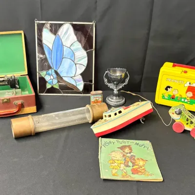 Vintage Mixed Lot: Singer Miniature Sewing Machine, Stained Glass Butterfly, Peanuts Lunchbox, Woode