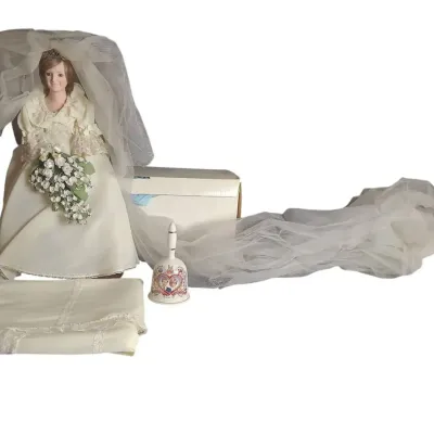 DG127 The Princess Diana Bride Doll / Staffordshire Commemorative Marriage Bell