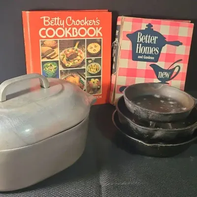 DG707 VTG Cast Iron Pans, Magazines Dutch Oven & Cookbooks 