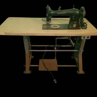 DG905 Vintage Industrial Singer Sewing Machine And Stand