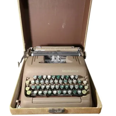 DG627 VTG Smith-Corona Silent Typewriter in Original Case