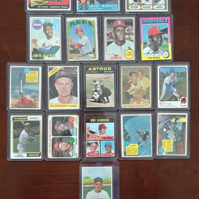 Vintage Baseball Cards and More. Hank Aaron, Bob Gibson, Johnny Bench (Creased)