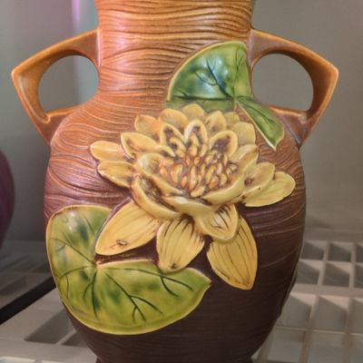 Sale Photo Thumbnail #667: Roseville Water Lily Vase