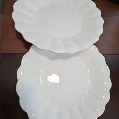 Sale Photo Thumbnail #220: Le Grande Buffet Salatier White Scalloped Dinner Plates