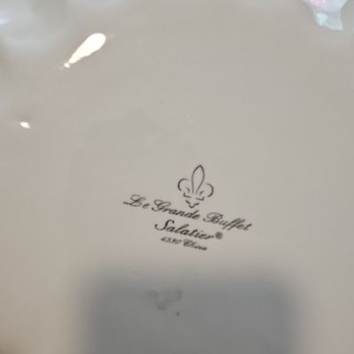 Sale Photo Thumbnail #222: Le Grande Buffet Salatier White Scalloped Dinner Plates