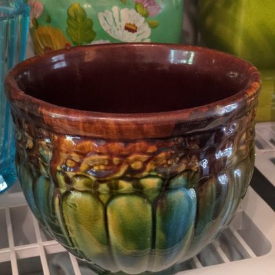 Sale Photo Thumbnail #767: Hull Pottery Woodland Jardiniere