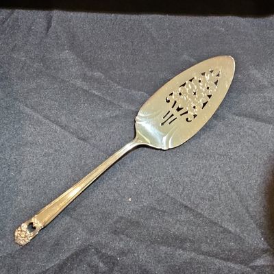 Sale Photo Thumbnail #281: National Silver SEVENTEEN Pattern Pierced Cake Server