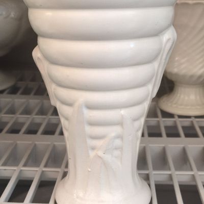 Sale Photo Thumbnail #713: Hull Art Pottery Cornucopia Vase