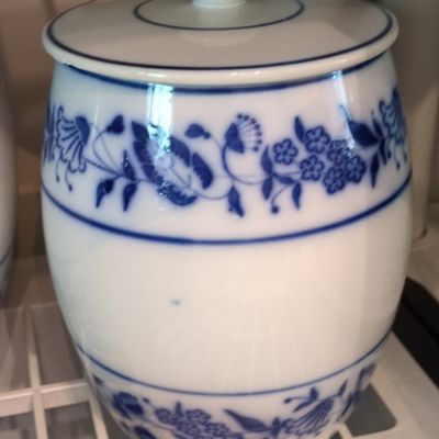 Sale Photo Thumbnail #780: Blue and White Porcelain "Blue Onion" Pattern Jar