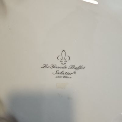 Sale Photo Thumbnail #223: Le Grande Buffet Salatier White Scalloped Dinner Plates