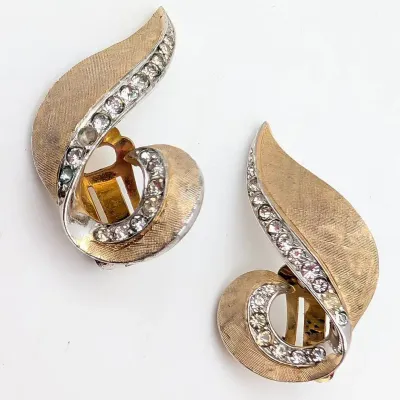 Sale Photo Thumbnail #4: Vintage Gold Tone Bourcher Clip On Earrings