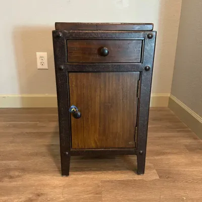 CI512 Pinebrook Chairside Door End Table 