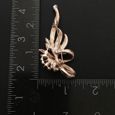 Beautiful rose gold fashion brooch