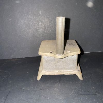 LOT 81: Vintage/Antique Queen Cast Iron Stove with Pot and Pans and Star Toy Stove
