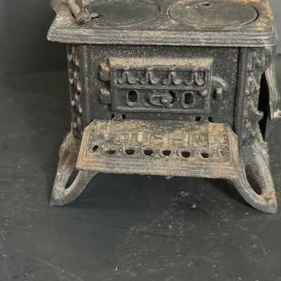 LOT 81: Vintage/Antique Queen Cast Iron Stove with Pot and Pans and Star Toy Stove