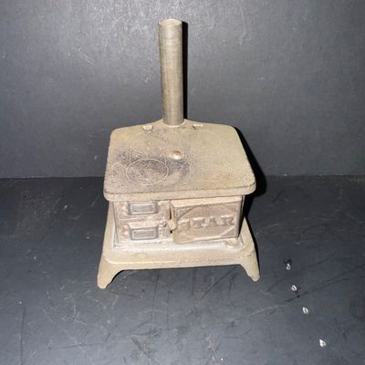 LOT 81: Vintage/Antique Queen Cast Iron Stove with Pot and Pans and Star Toy Stove