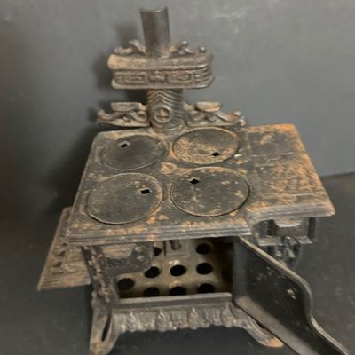LOT 81: Vintage/Antique Queen Cast Iron Stove with Pot and Pans and Star Toy Stove