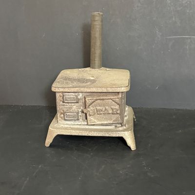 LOT 81: Vintage/Antique Queen Cast Iron Stove with Pot and Pans and Star Toy Stove