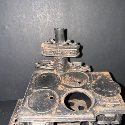 LOT 81: Vintage/Antique Queen Cast Iron Stove with Pot and Pans and Star Toy Stove