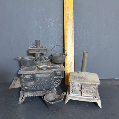 LOT 81: Vintage/Antique Queen Cast Iron Stove with Pot and Pans and Star Toy Stove