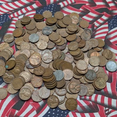Approximately 211 Assorted Date Lincoln Wheat Cents