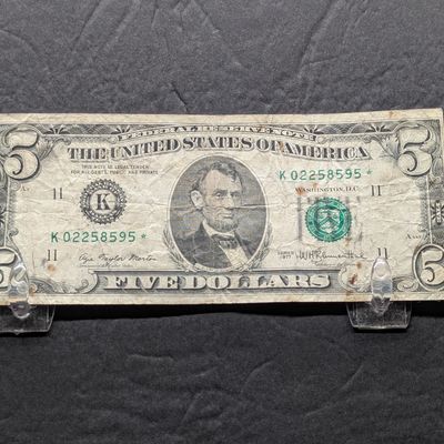 1977 Series US $5 Federal Reserve Note issued in Texas - Star Note