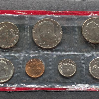 Partial 1981-D Only U.S. Mint Uncirculated Coin Set with (2) Susan B. Anthony Dollars