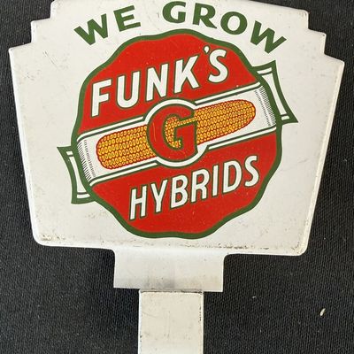 Sale Photo Thumbnail #313: Funk's We Grow Hybrids SST Tin Metal License Plate Topper