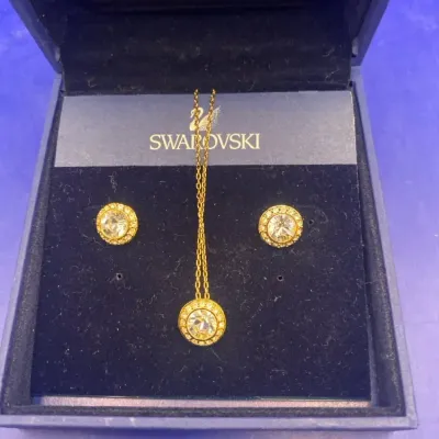 Swarovski Pendant Necklace And Matching Earrings(no Backs)