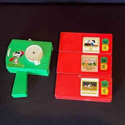 Vintage 1970s Kenner Snoopy Movie Viewer & 3 Peanuts Film Cartridge Cassettes