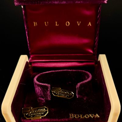 Sale Photo Thumbnail #2: Vintage Bulova Fifth Avenue Excellency Watch Presentation Box and Display Accessories