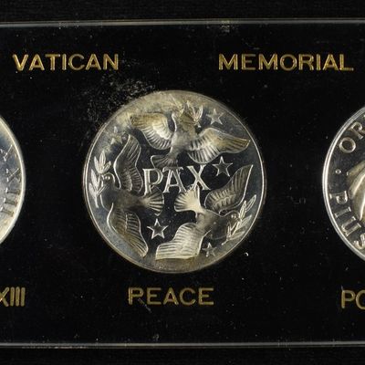 Sale Photo Thumbnail #226: VATICAN MEMORIAL (2) 92.5% SILVER ROUNDS