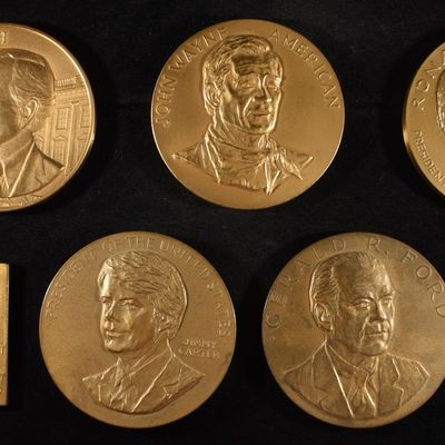 Sale Photo Thumbnail #333: (7) MEDALS