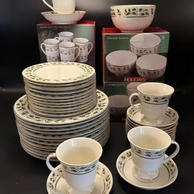 Royal Limited Holly Holiday 12 Dinner Plates, 12 Saucers, 4 Cups, 8 Mugs, 8 Cereal Bowls