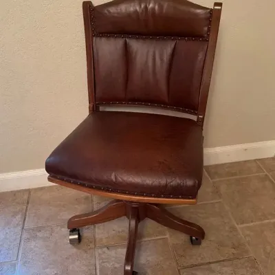 Buckeye Amish Lowback Swivel Desk Side Chair (#2)