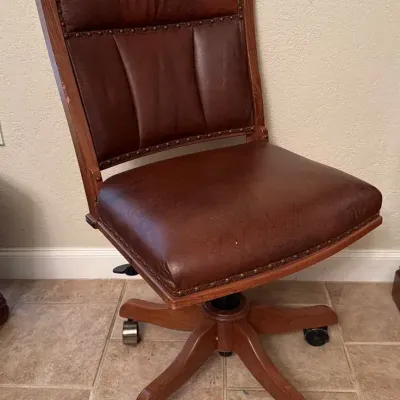 Buckeye Amish Lowback Swivel Desk Side Chair