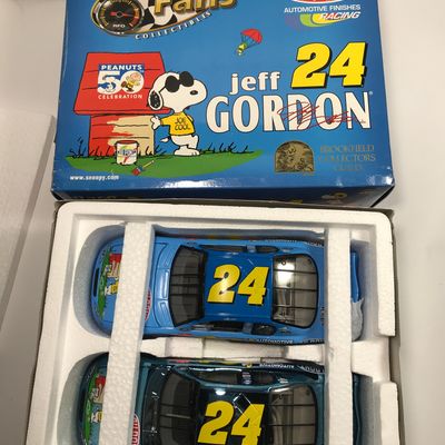 Jeff Gordon Peanuts #24 DuPont 2-car set