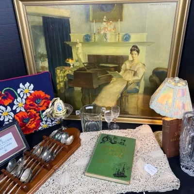 Vintage Estate Decor Lot - 1944 Wizard of Oz, Slag Glass Lamp, Framed Art