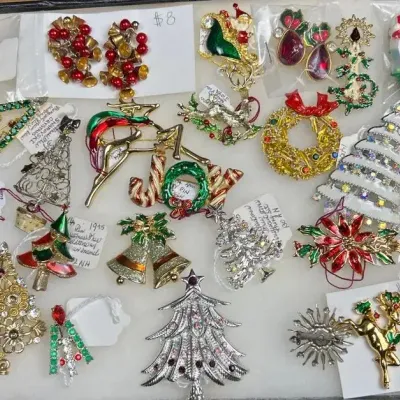 Vintage Christmas Holiday Brooch Tray Lot - Trees, Bells, Wreaths, 20+ Pcs