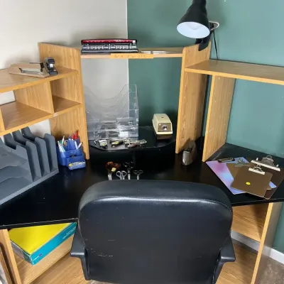 Modern Ergonomic Corner Desk with Integrated Shelving & Black Office Chair