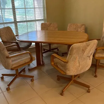 Dining/Game Table with 6 Chairs On Casters 